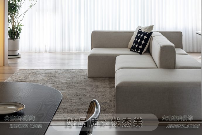 大連裝修潮流趨勢(shì)之現(xiàn)代簡(jiǎn)約案例賞析典雅素凈溫潤空間6.png